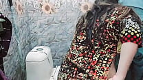 Девушка с истинными дойками мастурбирует дырочку резиновой уткой в ванне
