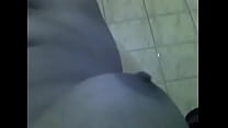 Девушка сосет фаллос в общественном туалете