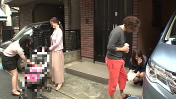 Японочка мастурбирует мохнатку перед камерой